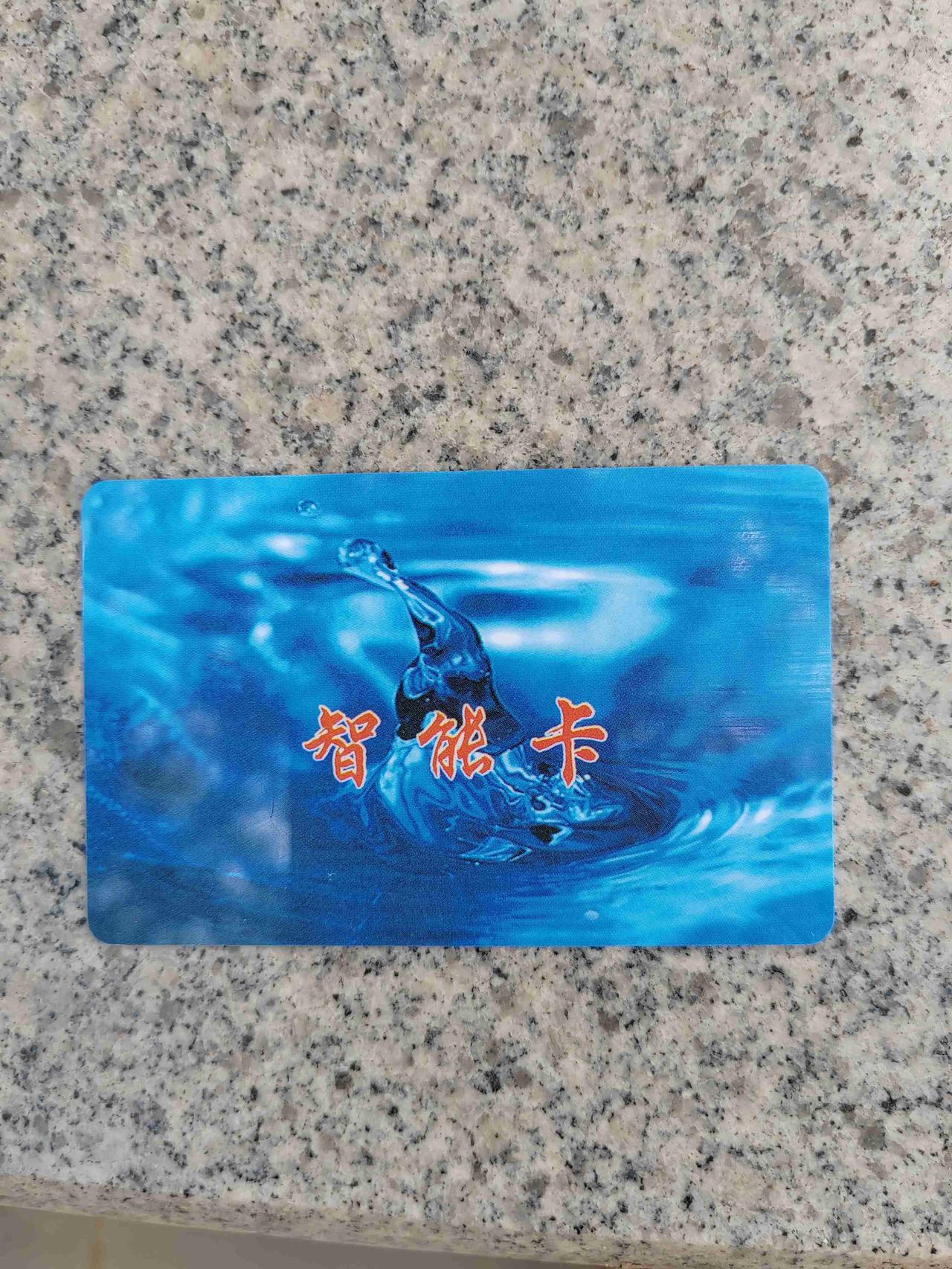 一大早起来吃完饭赶紧洗衣服，昨天出去逛了一天，回来太晚了累的不想动，所以洗完澡换