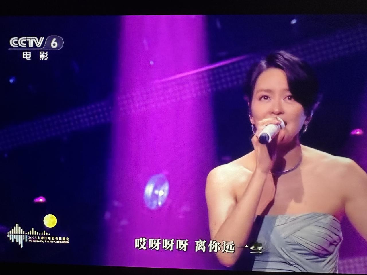 梁咏琪唱的很松弛、很有味道。
她的控场能力以及舞台表现真的很出色。
很喜欢她的舞