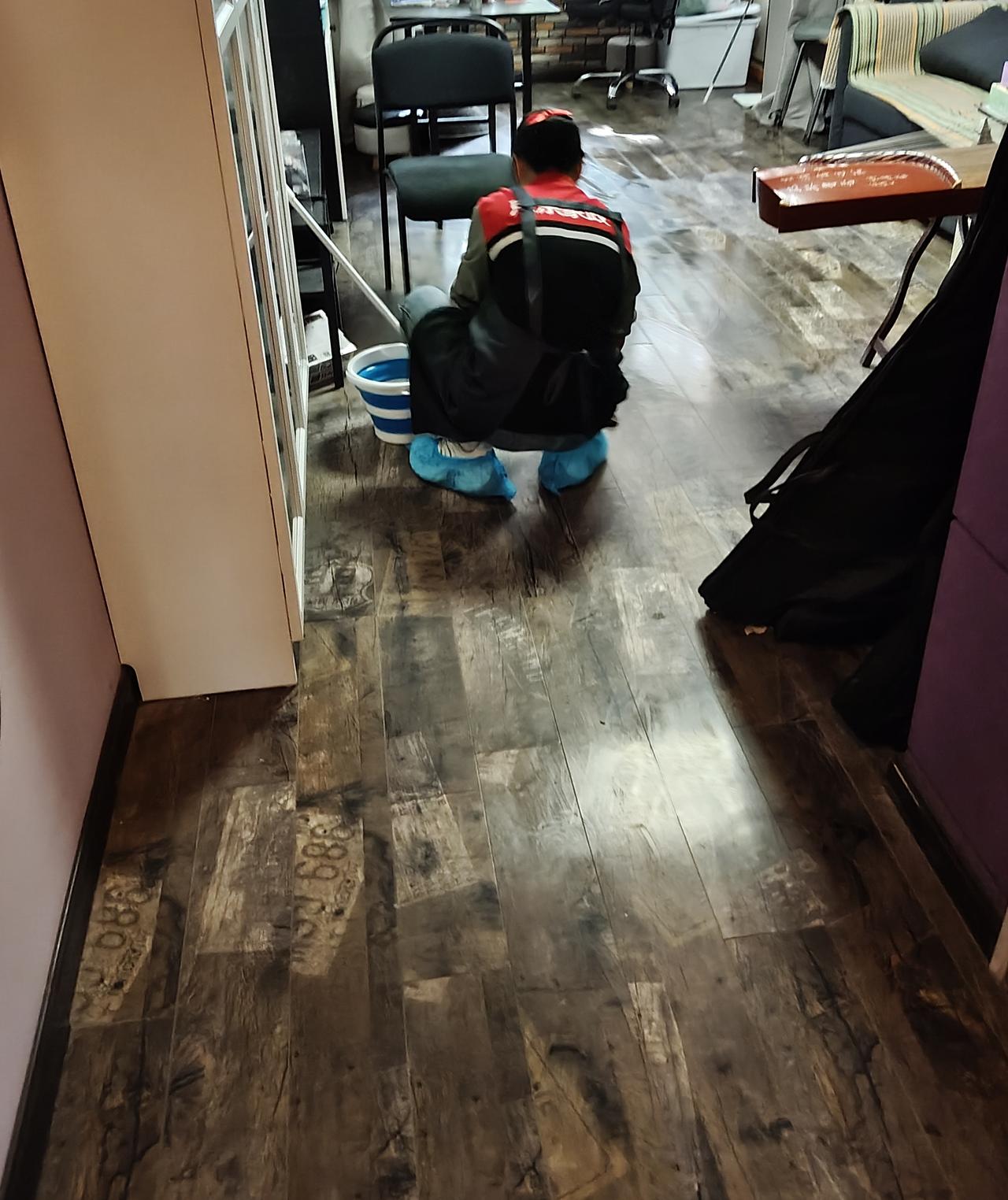 今天找了小时工搞卫生
老旧小区改造收尾，昨天开始搞卫生，我昨天干了一天累惨了，今
