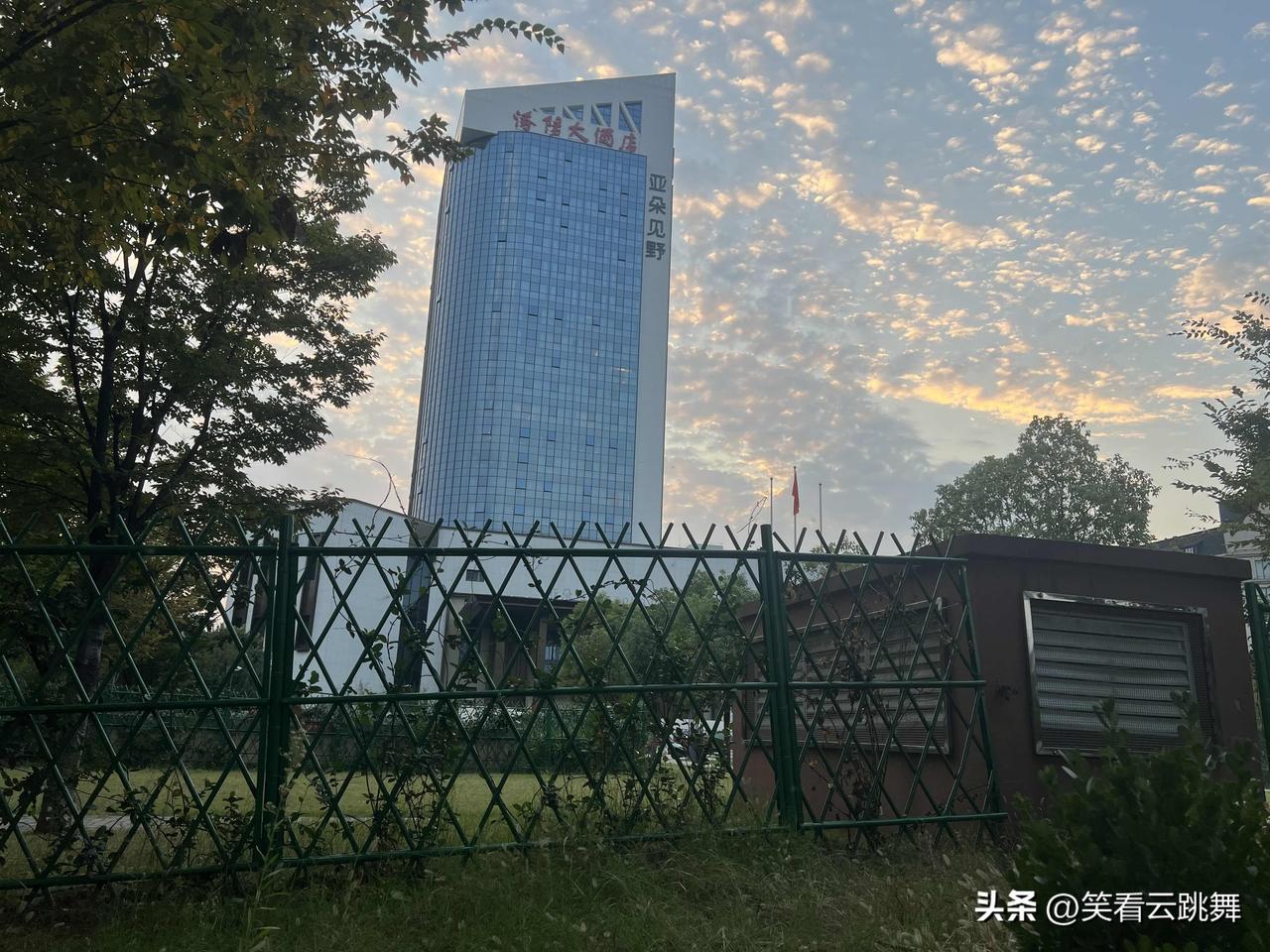 谁给亚朵见野酒店这么大的权利？

涧西的五一广场面积不大，经过修整之后环境秀丽，