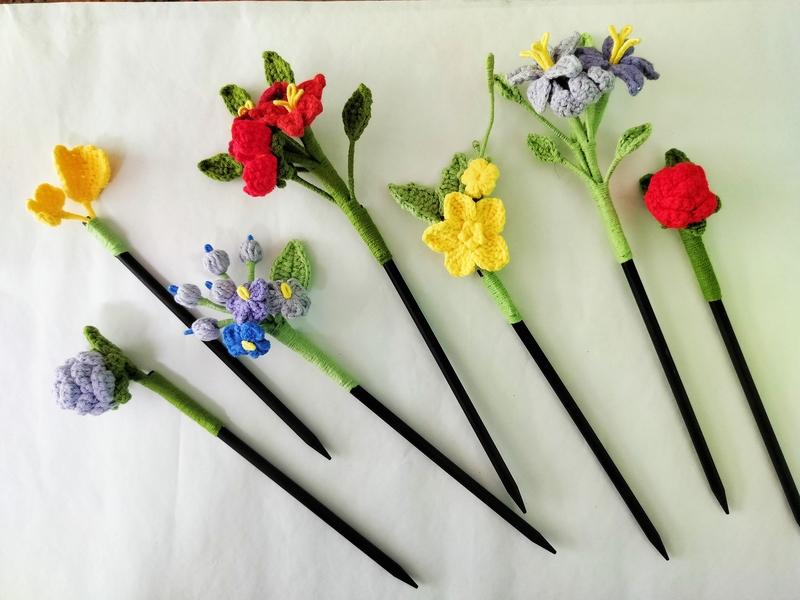 钩针手工简直是个宝藏爱好！之前我尝试用钩针做了个玩偶小熊。先准备好毛线和钩针，起