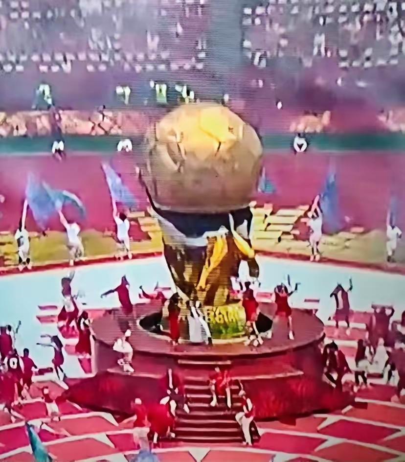 谁能想到万众瞩目的世界杯开幕式，也会上演大型“翻车”现场。本该亮眼登场的充气大力