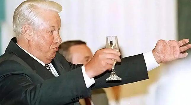 1992年叶利钦访华。国宴上豪饮一斤茅台。随行人员透露，他回国前在钓鱼台痛哭了大