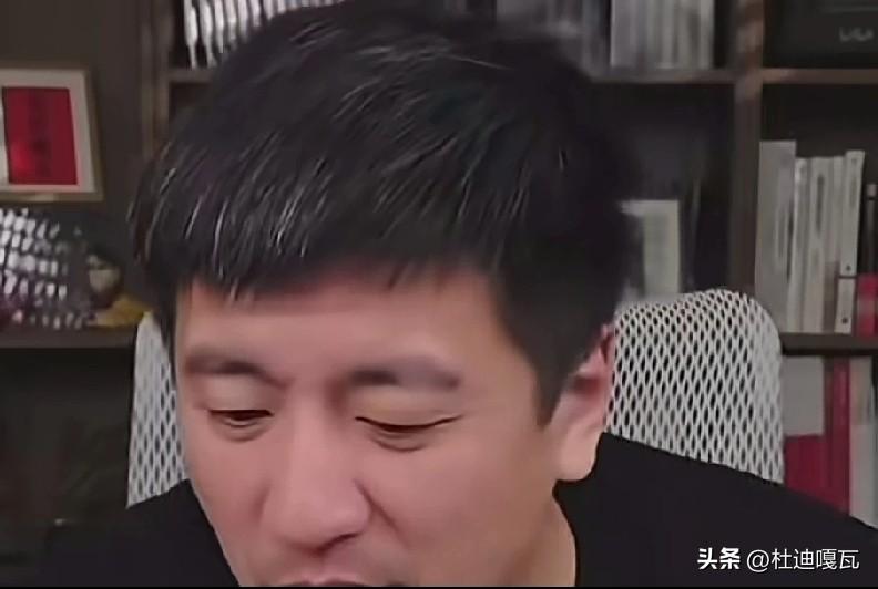 有员工爆料，真正生活中的张雪峰，根本不是大家所看到的那样。
大家在直播和视频中看