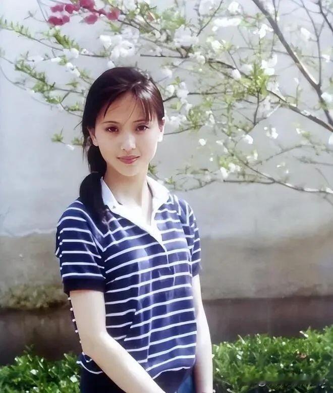 这一位古典美女，长得真是特别水灵，温润如玉，是大多数男人心目中的梦中情人，她古装
