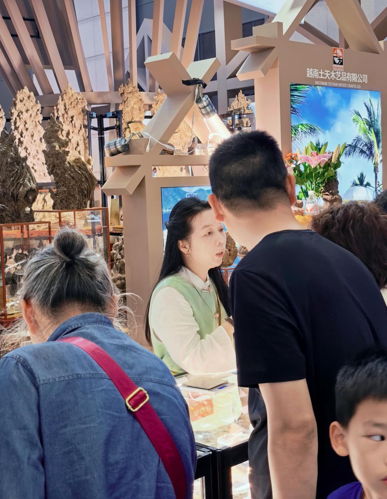 逛会展，发现越南美人，穿着汉服，说着地道西安话，在推销着越南的香枝木。闻起来自带