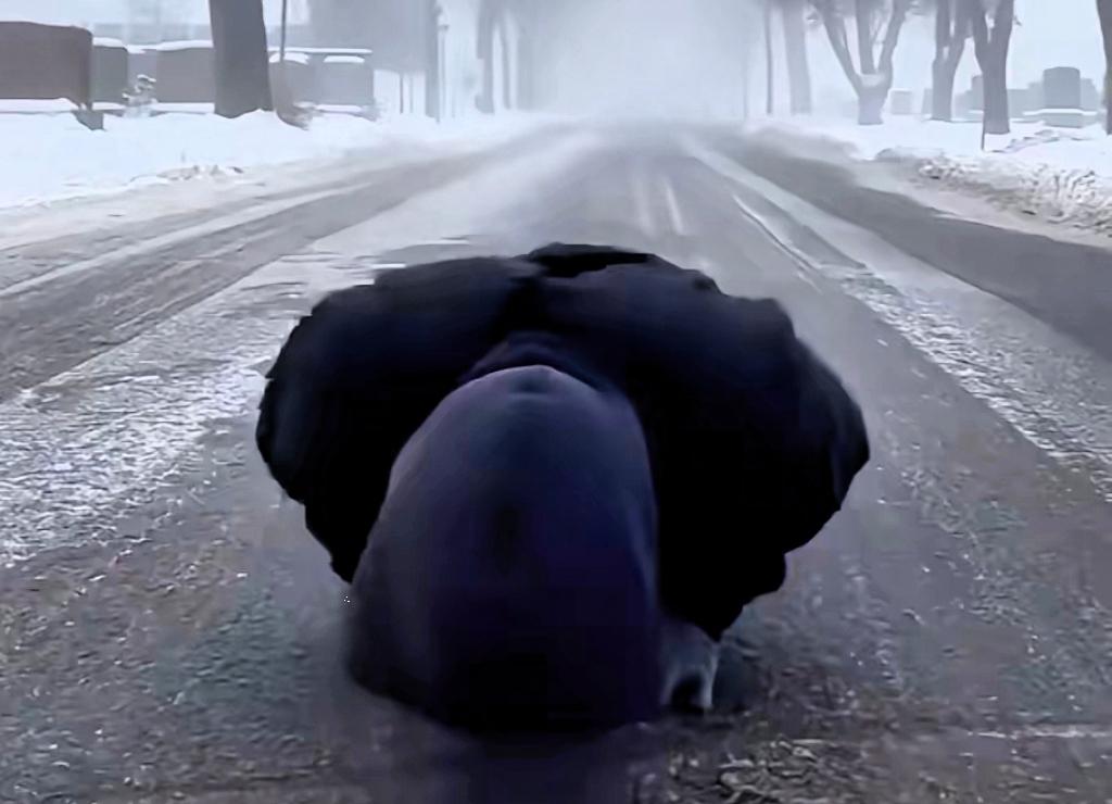 人一旦得势，
不论男女，
三两年就能逆袭大翻身，
获得原来想也不敢想的财富。
·