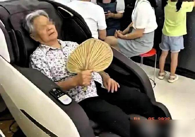 有个63岁老太太，连续7年都去同一家商场乘凉蹭空调，店员小周从来没撵过她。可就在