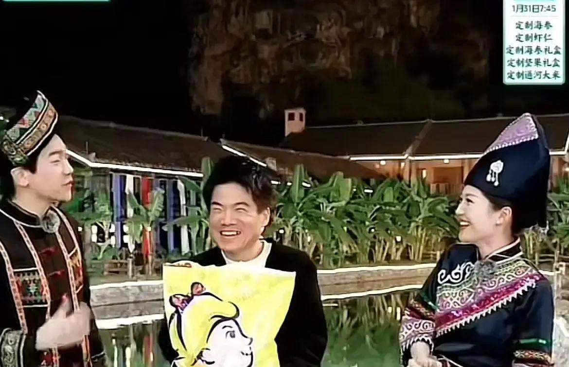 上周六，日照一家轰趴馆里，董宇辉的姐姐盼盼办婚礼，吃着凉掉的麦当劳全家桶和现烤五