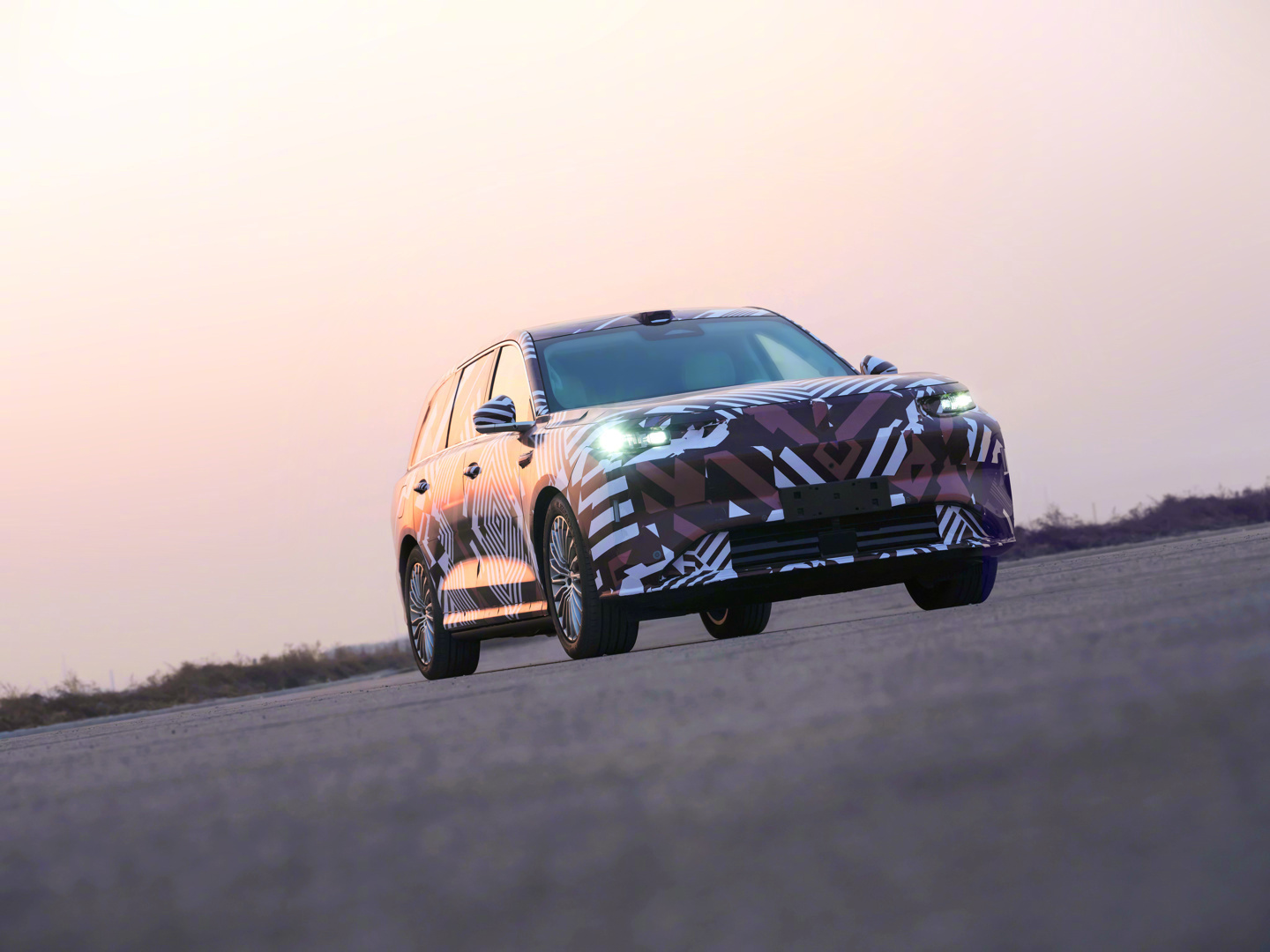 魏牌旗舰SUV实车曝光 之前一直热议的魏牌全新旗舰SUV，今日官方正式放出了伪装