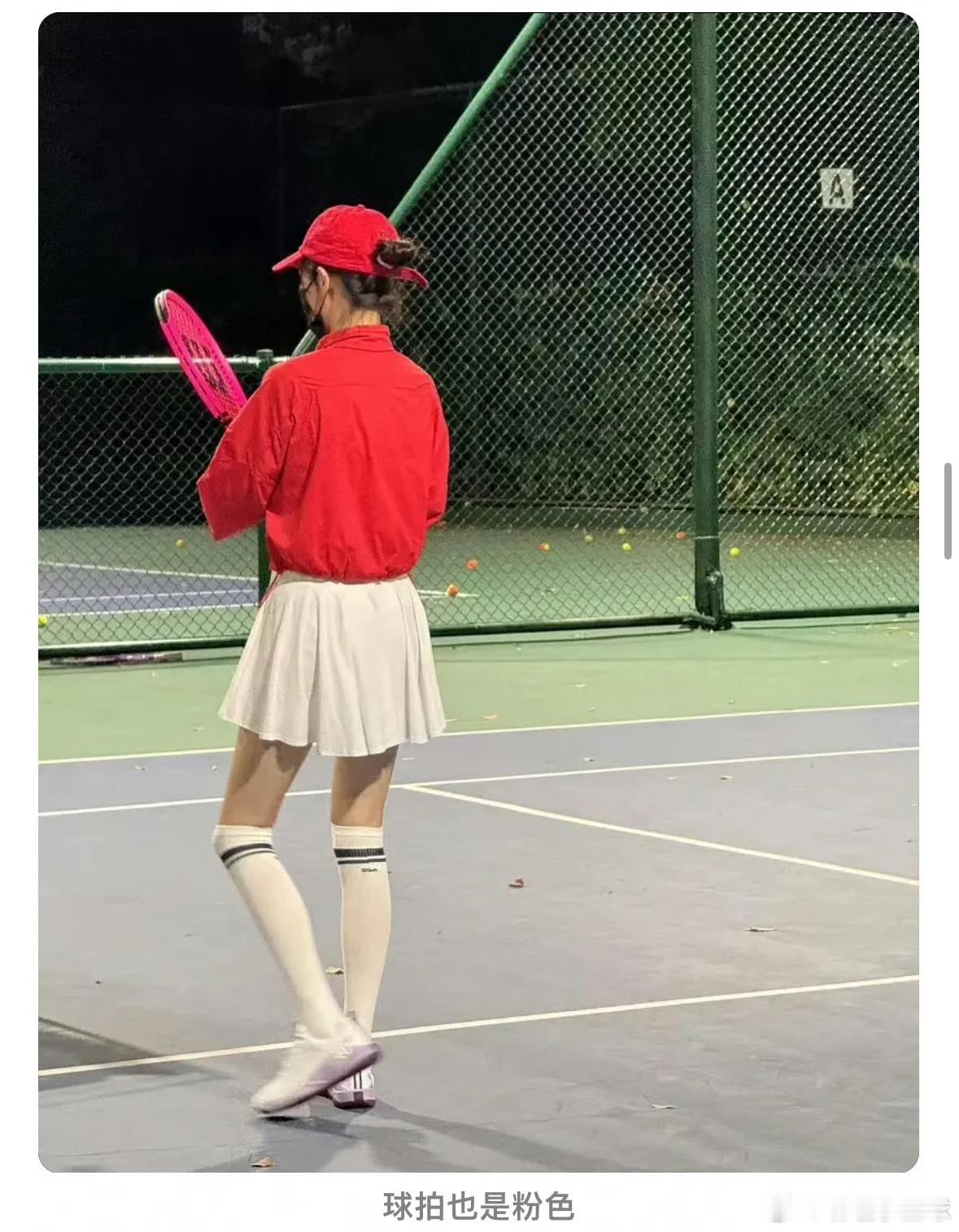 网友说唐嫣现在年纪不适合穿粉色了，你觉得好看吗？适不适合？ 