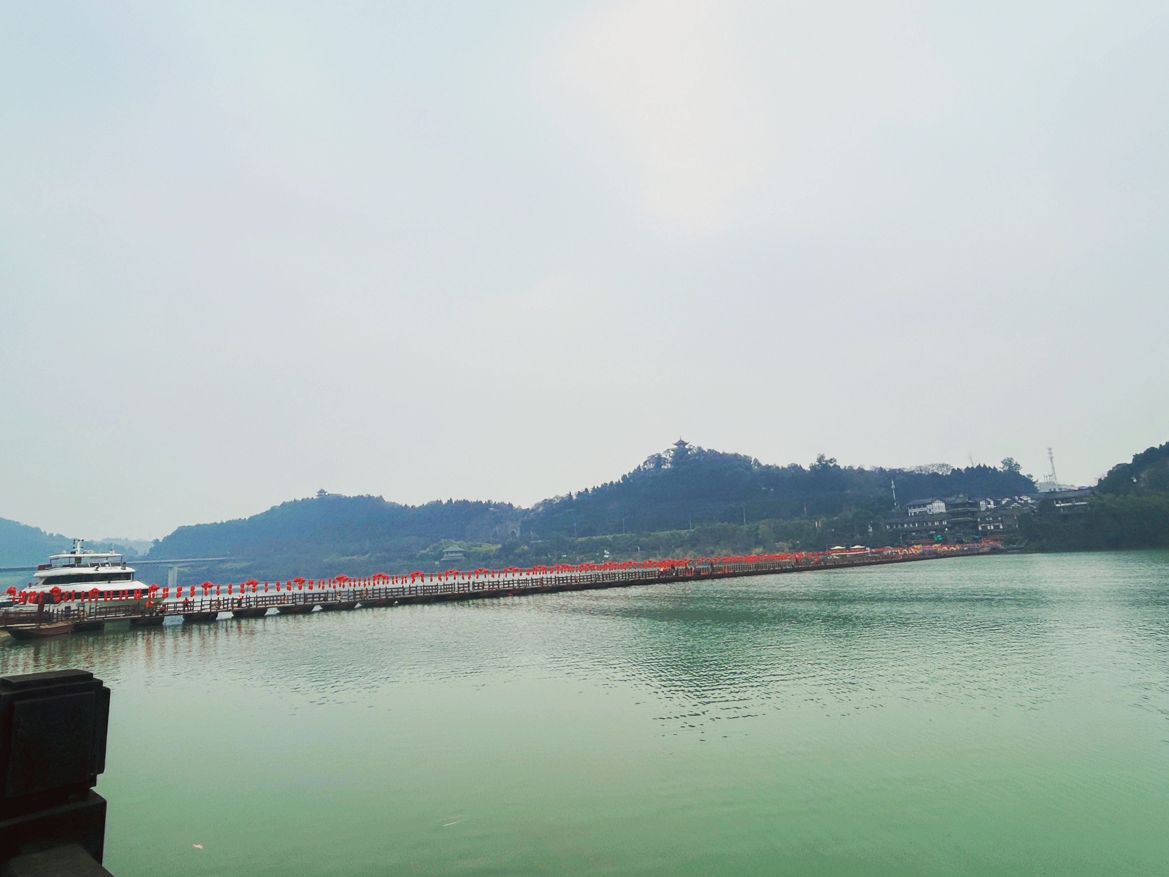 天气虽然不好还是可以在江边跑跑步 走走路 跑完步和豪弟又走了一大圈浮桥一搭就是要