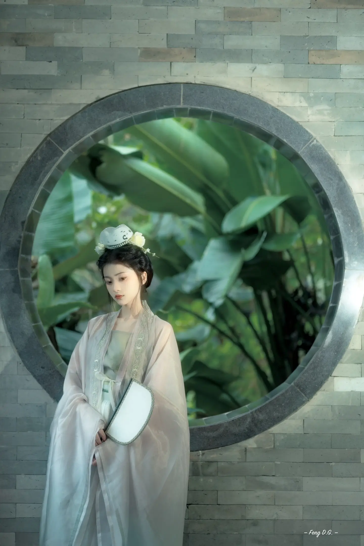 “兴尽晚回舟，误入藕花深处”的荷花还没开！扑了个空！
如果有想去的，可能还需要再等几周的时间。只有荷叶，没有荷花确实很难拍。
不过这个圈圈挺有氛围感的，是一个不错的打卡机位，构图很有意境。
🏠导航：亚洲艺术公园-禅荷花岛
🧚模特： 
📷相机：索尼a7m4+851.4