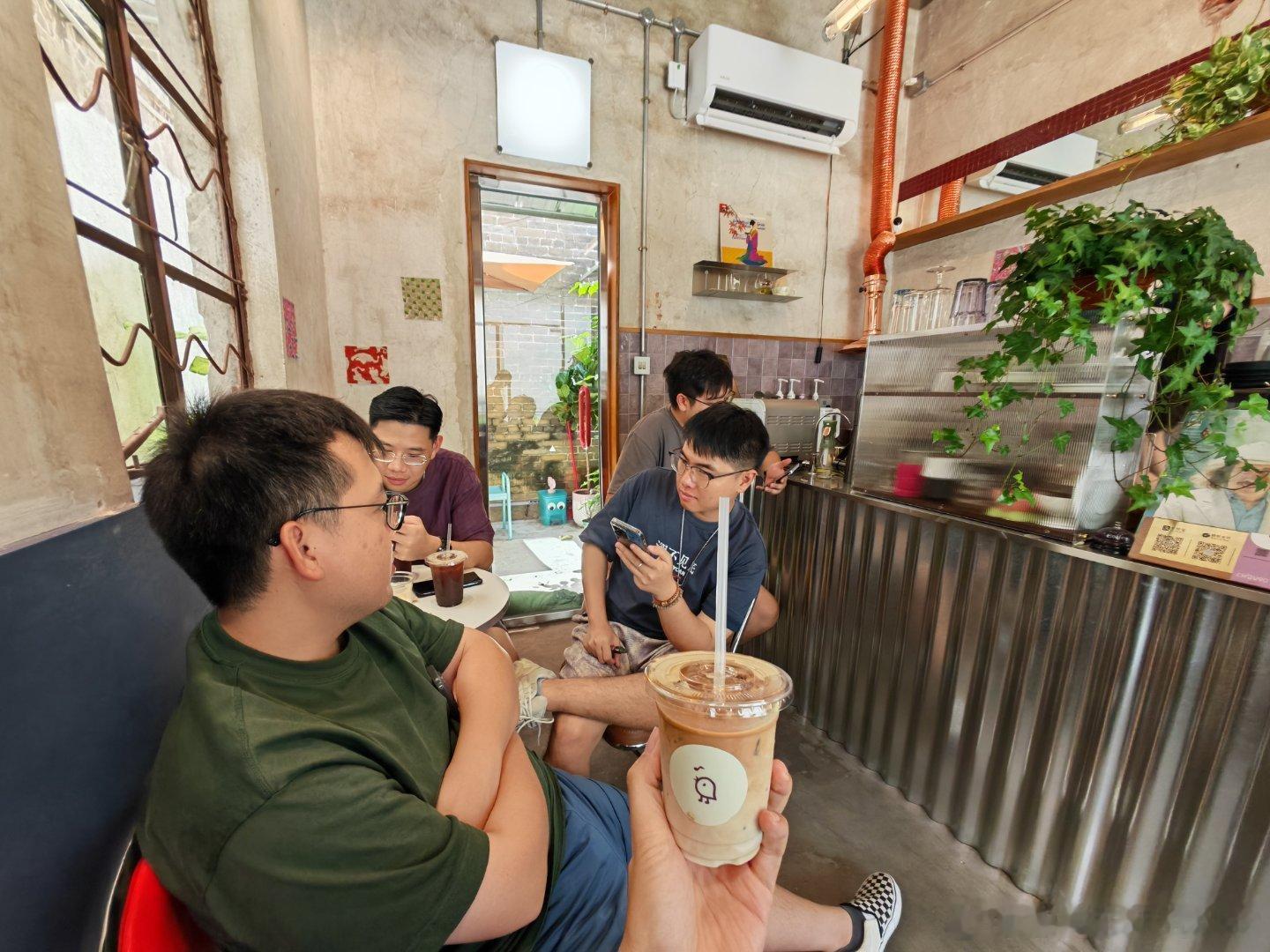 公司的男同事都换了个地方上班