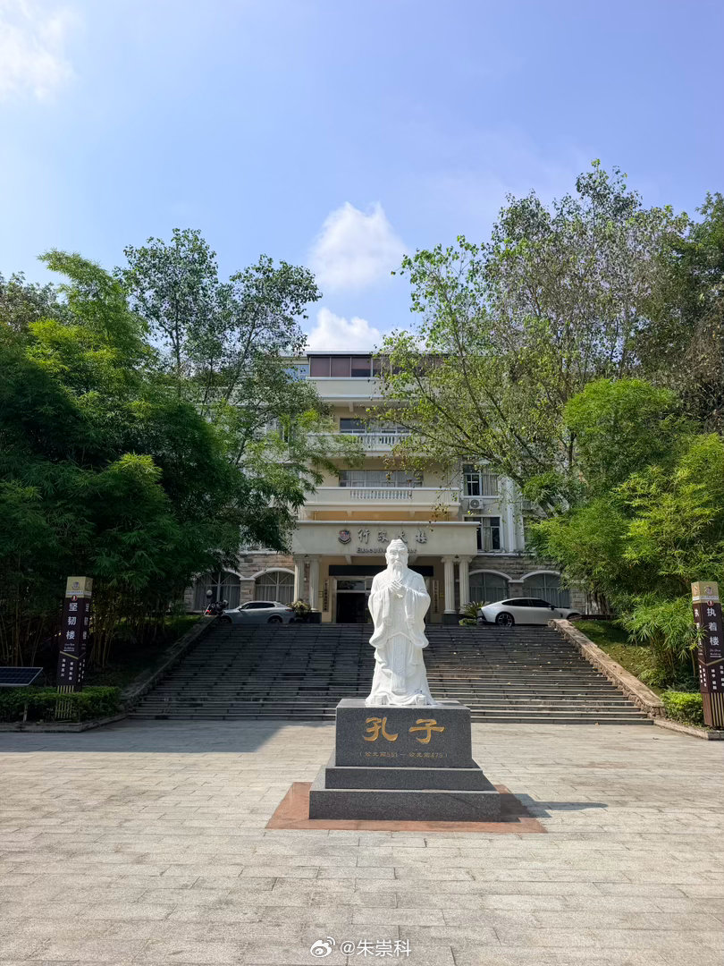只是为了解锁一个新学校，据说是职校硬件中的佼佼者，今实地考察的确如此，当然软件也