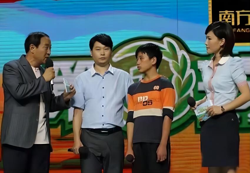“最励志的孩子！”2014年，广西一13男孩父母双亡只能靠捡垃圾为生，没想到六年