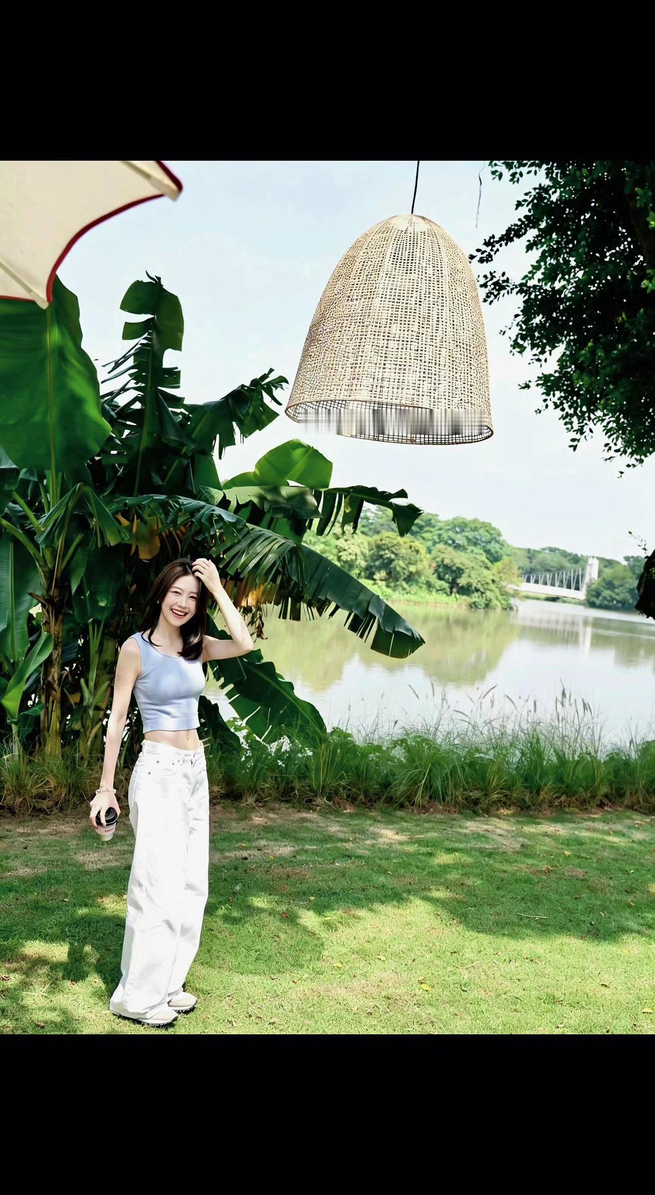 ☀️草帽灯把光影织成网🕸️，芭蕉叶在风里翻书📖。夏是流动的诗，你是藏在句末的