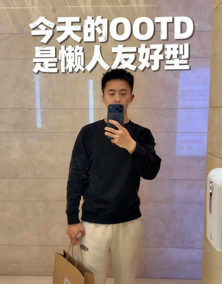 今日份的楼梯间摆拍
寸头 健身日常 阳光型运动男孩 发型对穿搭的重要性 新人设打