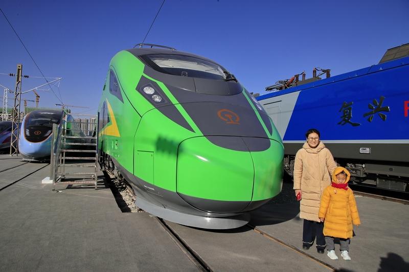 12月29日，全球最快高铁列车CR450动车组在北京国家铁道试验中心首次亮相，“