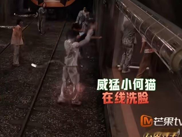何运晨密室行为艺术大乱炖何运晨在密室里的行为是真的有点迷惑，各种行为艺术大乱炖，