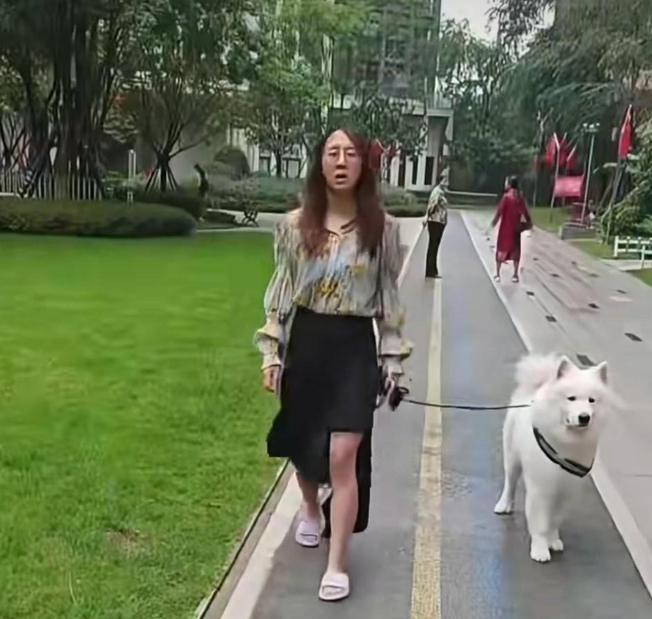 10月11日，四川成都。女子在小区遛狗随意大小便，业主提醒反被怼:“轮得着你来教