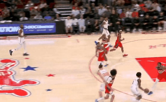 太狠了！阿门就这么飞起来了！
在今天NBA常规赛火箭对阵奇才的第三节比赛中，阿门