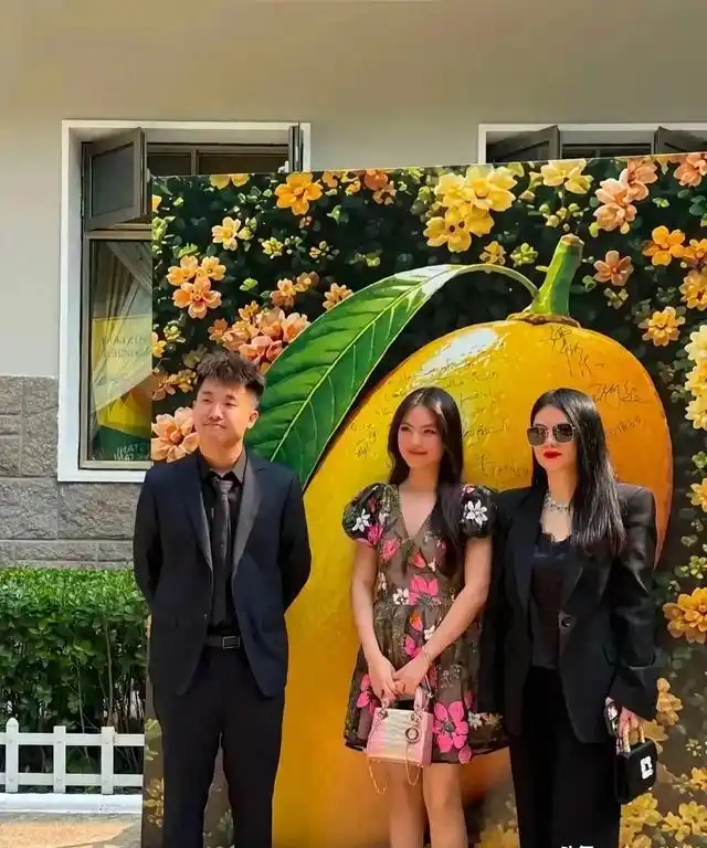 王诗龄四合院艺术沙龙照引热议，李湘带女入局精英圈 