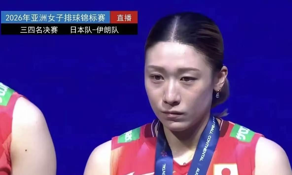 日本女排又哭了
日本女排获得铜牌后，魏秋月作为颁奖嘉宾给她们颁发奖牌，戴上铜牌后