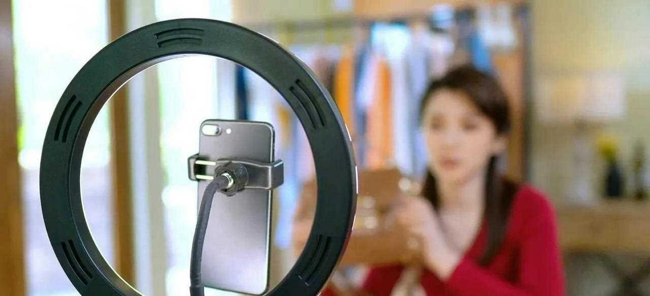 【汉中一网络主播招私人助理，欠薪被告】近日，汉台区法院审结了一起因从事网络直播引