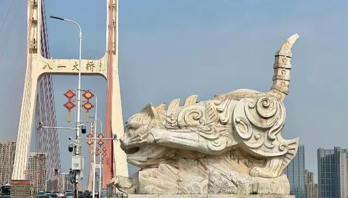 最近有网友在社交平台提问，南昌八一大桥上的“双猫”雕塑会不会被拆除，还引发了不少