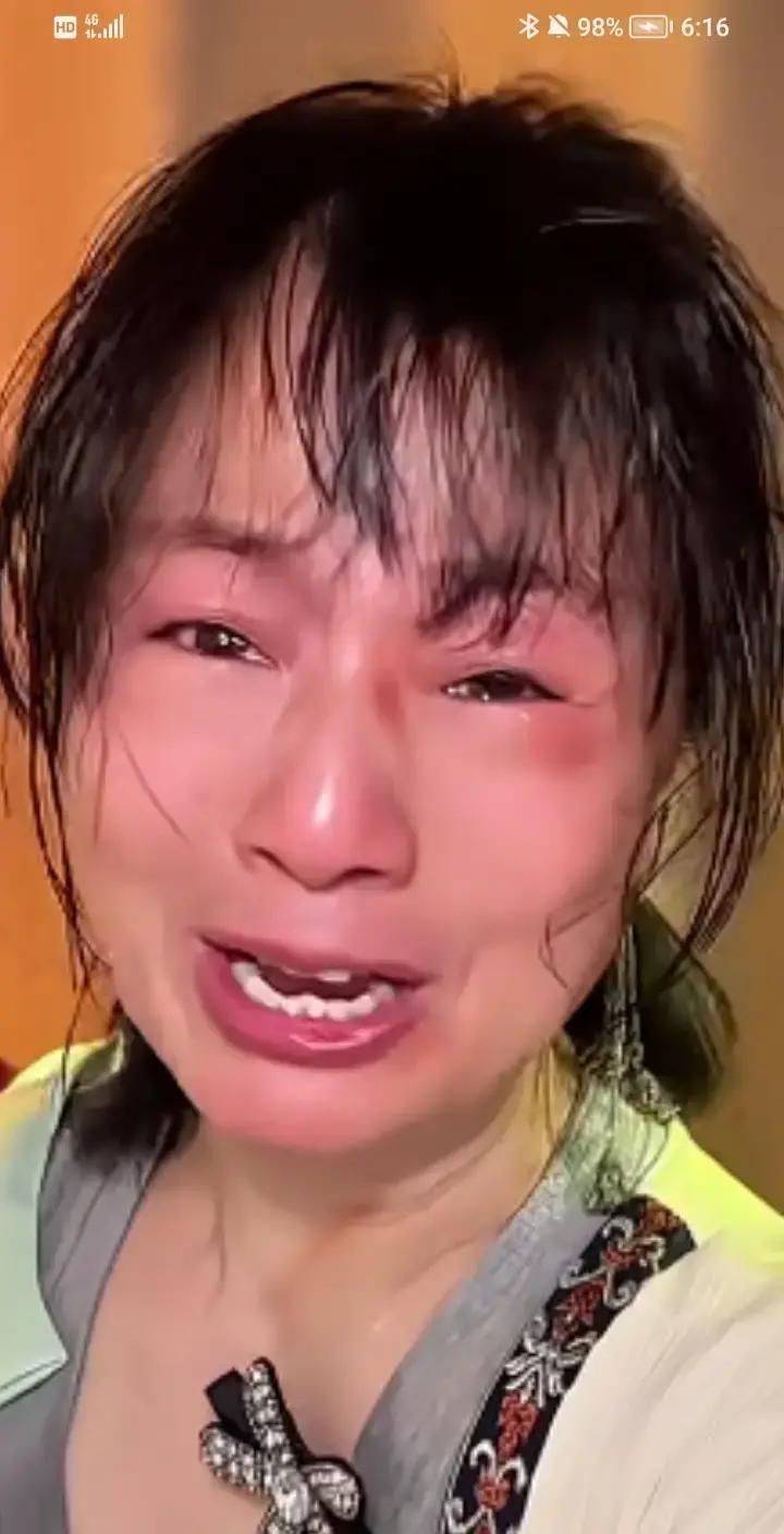 看到个视频，挺讽刺的，甚至有点黑色幽默的味道
一个女人哭得撕心裂肺，不知情的还以