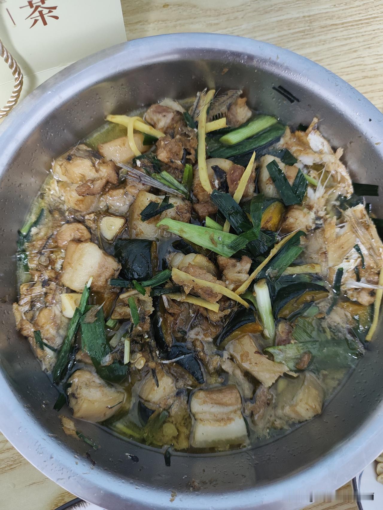 昨天去稻田两旁的河水里，用花篮抓了一条五两重的大白条，和七八条小白条，回来用南瓜