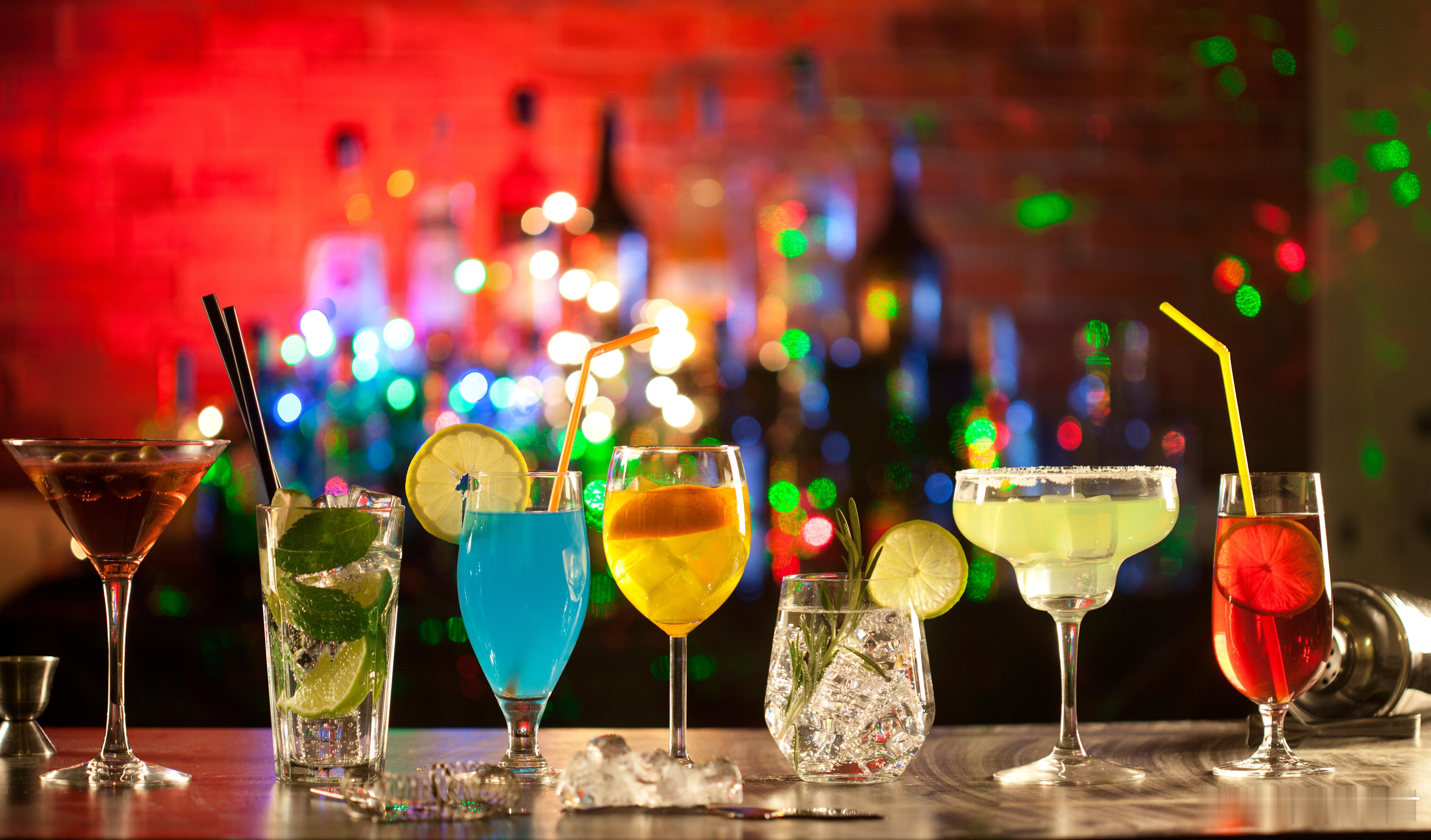 散酒露酒果酒年轻人 【散酒凭什么成为年轻人的“新宠”？】近年来，“白酒年轻化”几