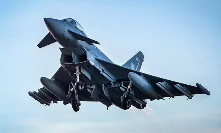 突发！英军发动首次空袭，伊拉克山区恐怖小组被导弹摧毁

来源:海峡快讯

英国国