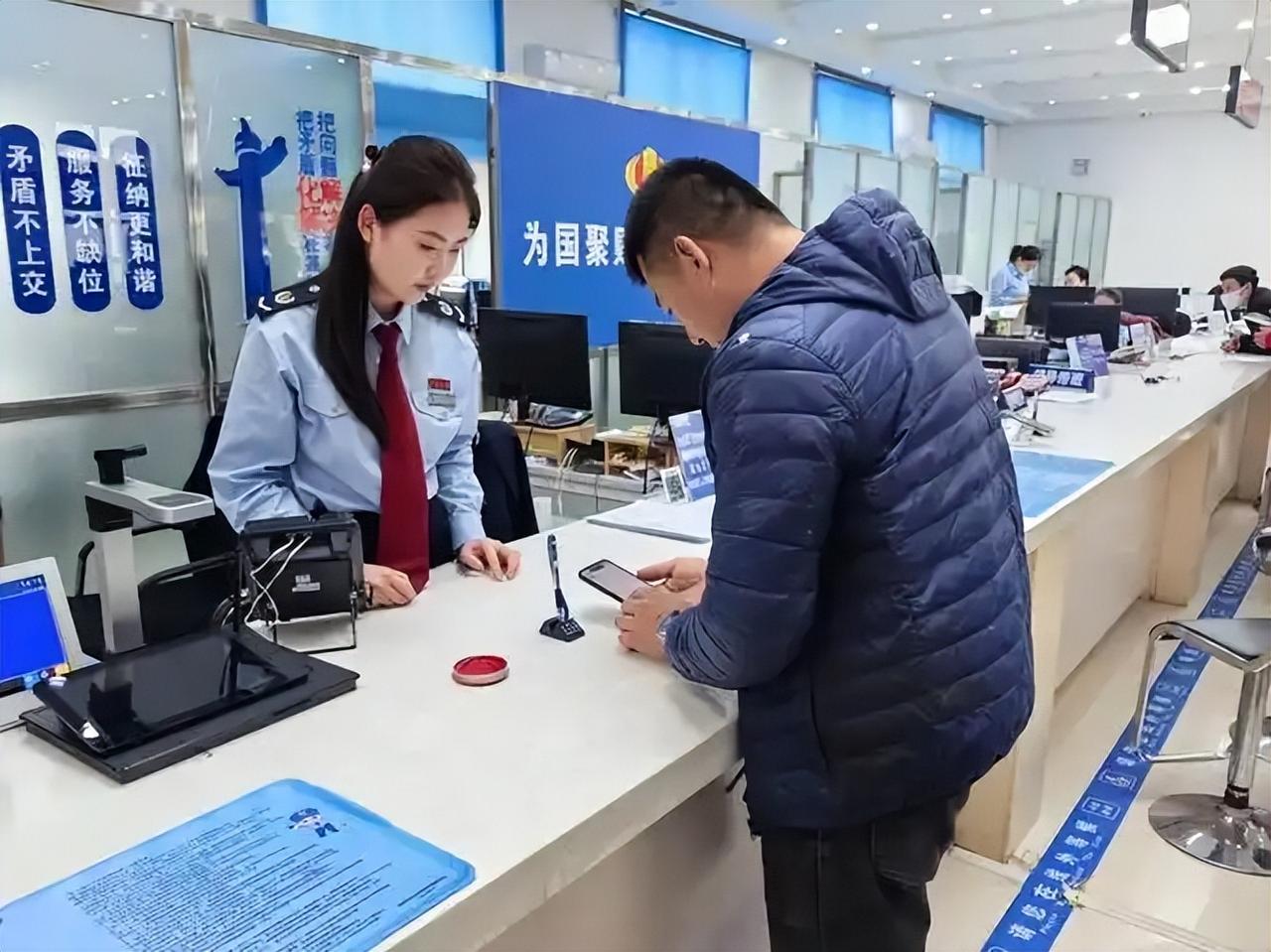 男子用9.6万买车，靠发票抽中10万元大奖，背后藏着我国三重布局。国内五十座城市