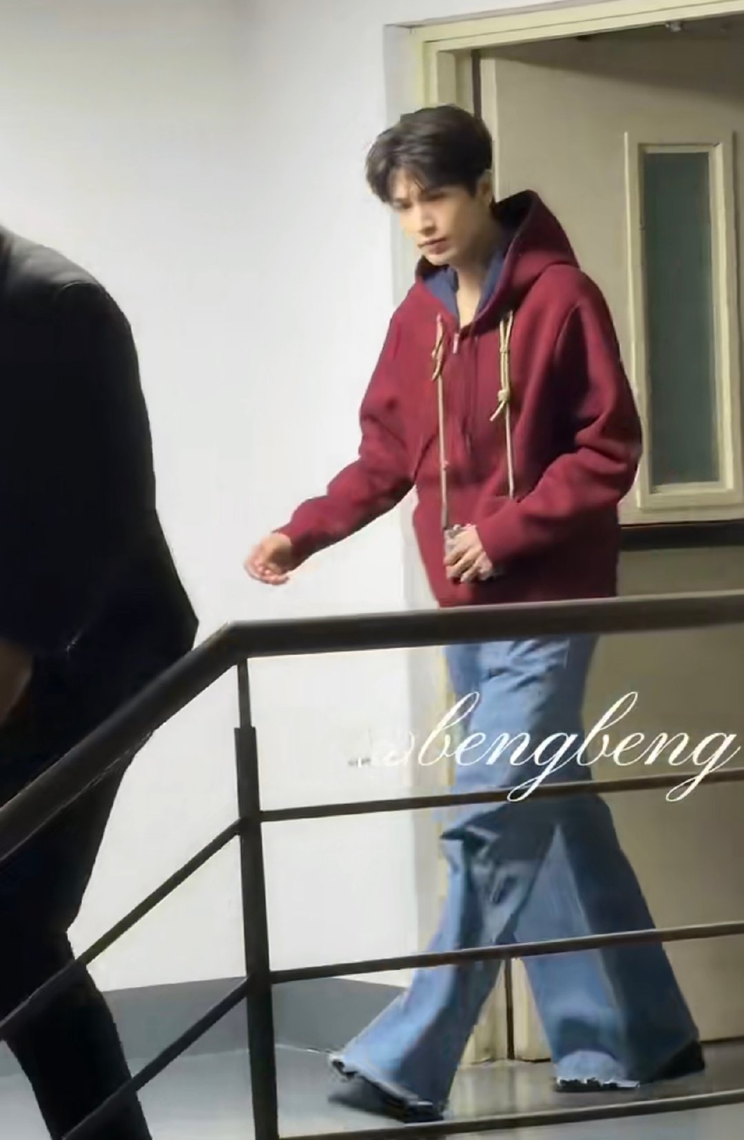 张凌赫已经下班了张凌赫已经下班了，回横店拍戏去了吧 