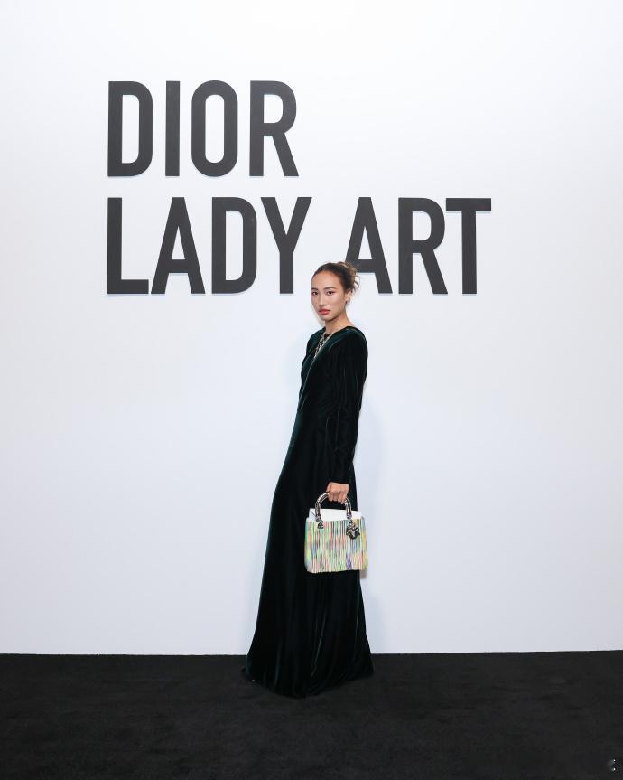 dior lady art郑钦文hold全场郑钦文发博：“走进上海的艺术之秋🍁