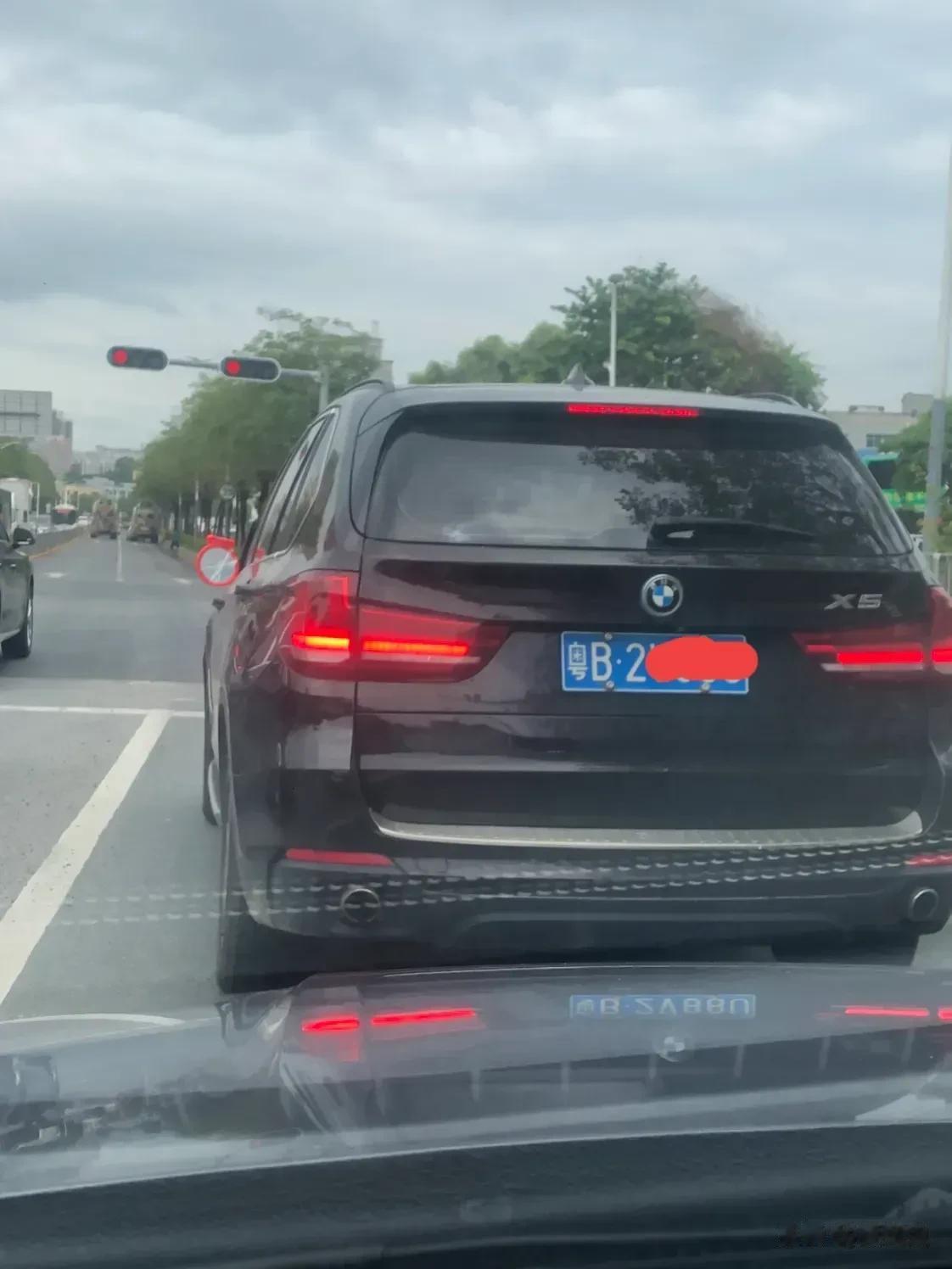 前面的车主果然是人间清醒，该省的省，该花的花，反正不影响上路就行了[大金牙]