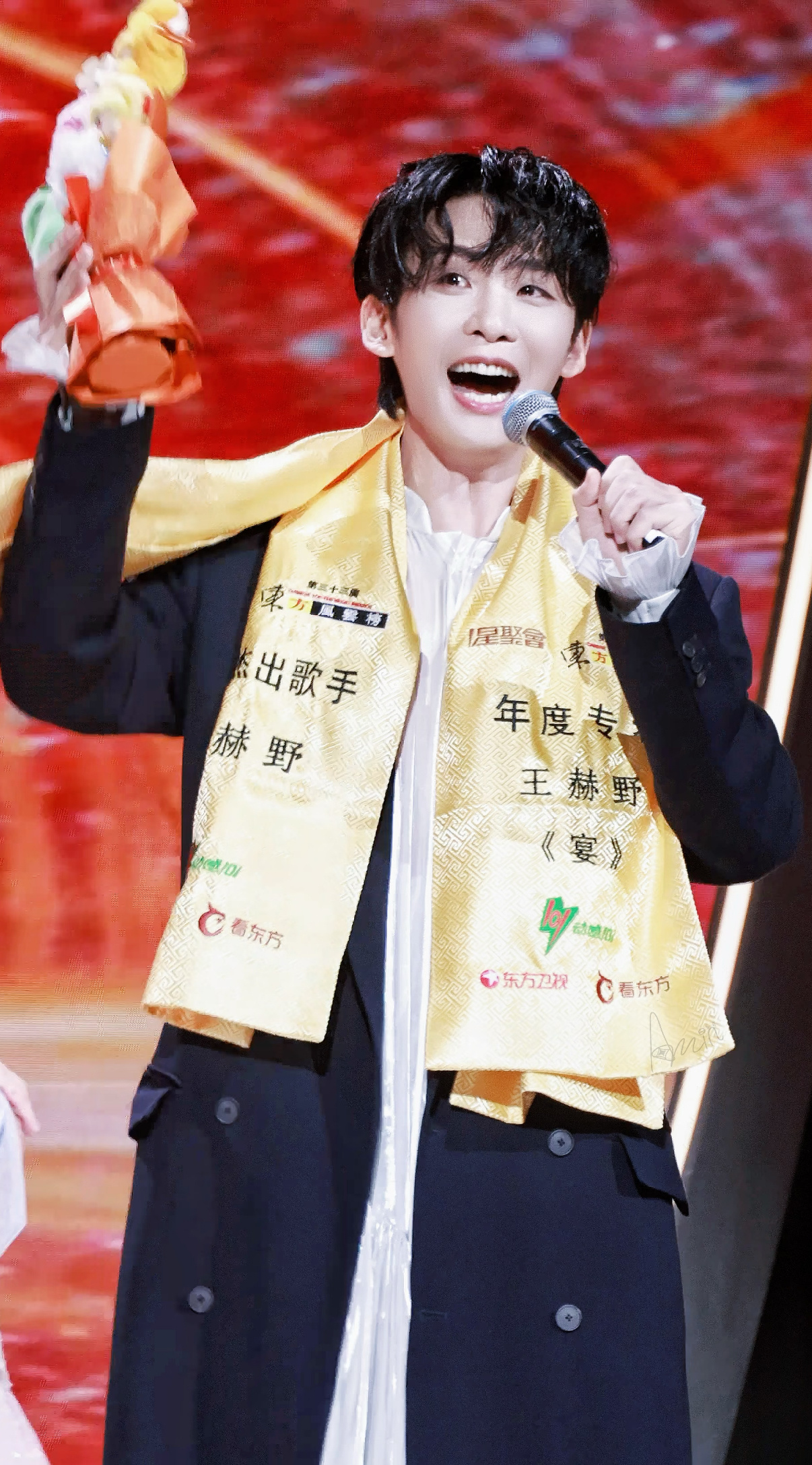 野子不抽象的时候其实长这样🥺已经迫不及待想要带着应援棒去现场看我们年度杰出歌手