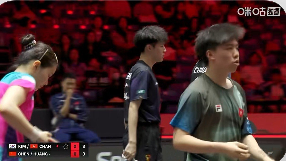 场外为什么是于教练 肖副总教练呢？ 