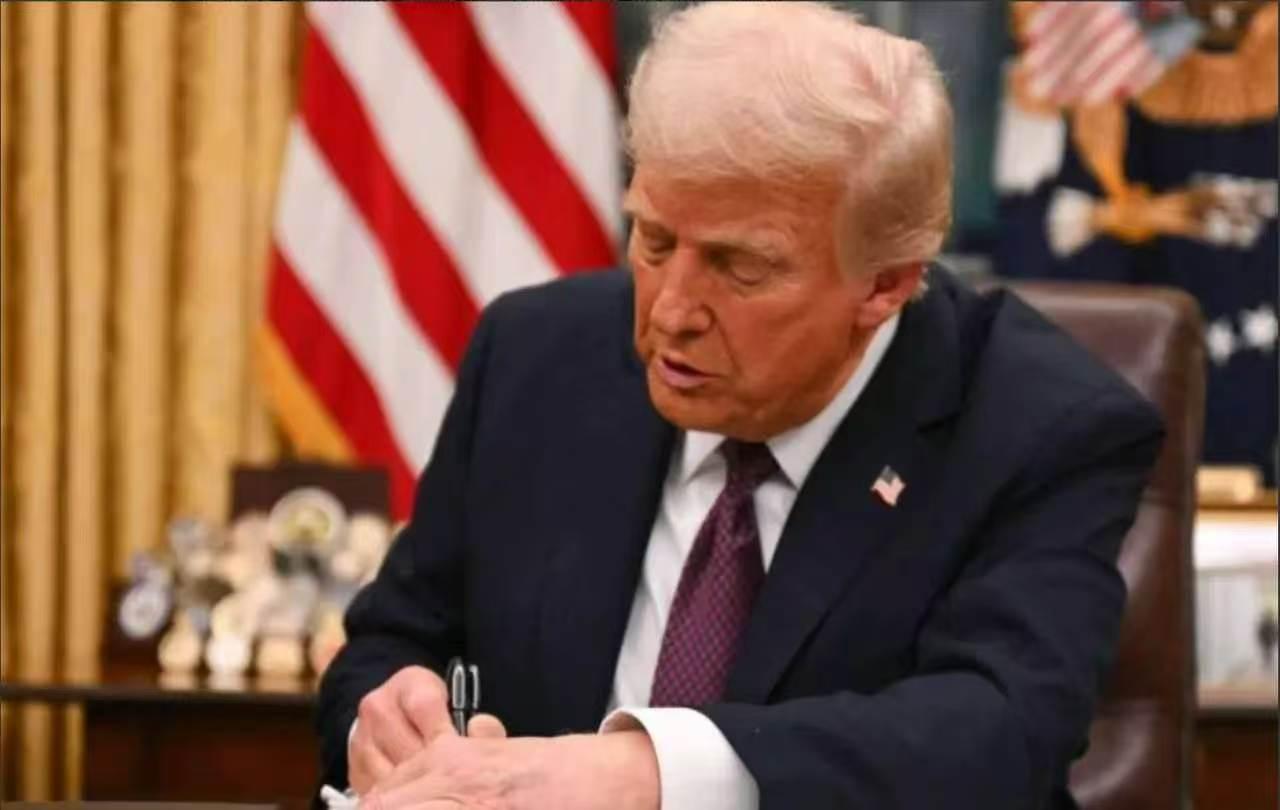 特朗普大清早发飙：出生公民权是给黑奴后代的，不是给中国人的。

特朗普这种大张旗