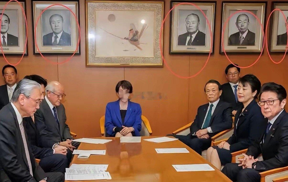 日本自民党办公室除了挂一些首相的照片外，
正中间挂了一幅书画作品，
貌似一个弓箭