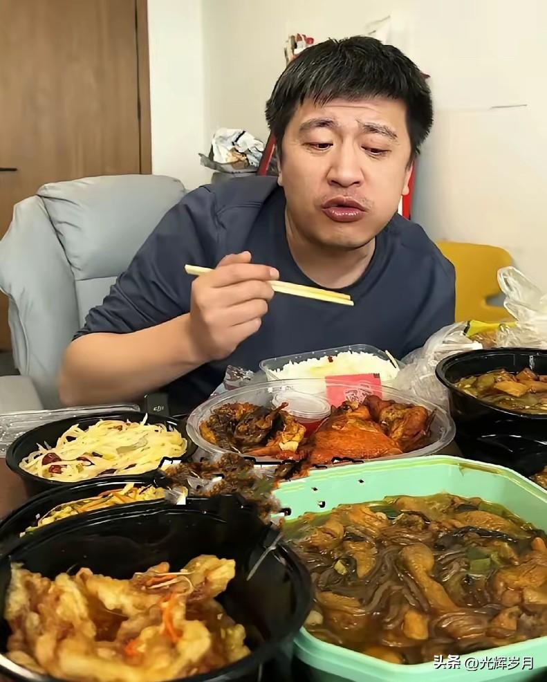 张雪峰老师的午饭，食欲真好，一碗米饭配六个菜，清一色外卖塑料盒，重色重油，烟火气