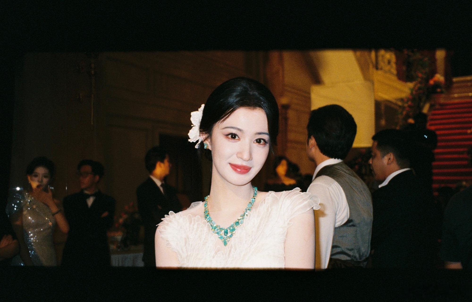 王楚然秒火穿婚服没一件喜事 船儿这颜值真的太能打了！穿婚服的时候美得像个仙女，结