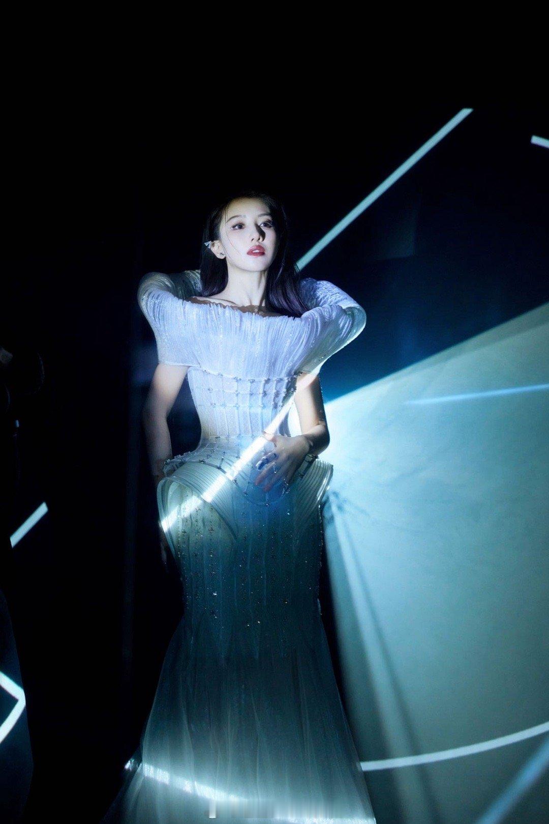 时尚之夜红毯王鹤润工作室 姐那是回自己家王鹤润方否认回王青家 红毯上的王鹤润仿佛