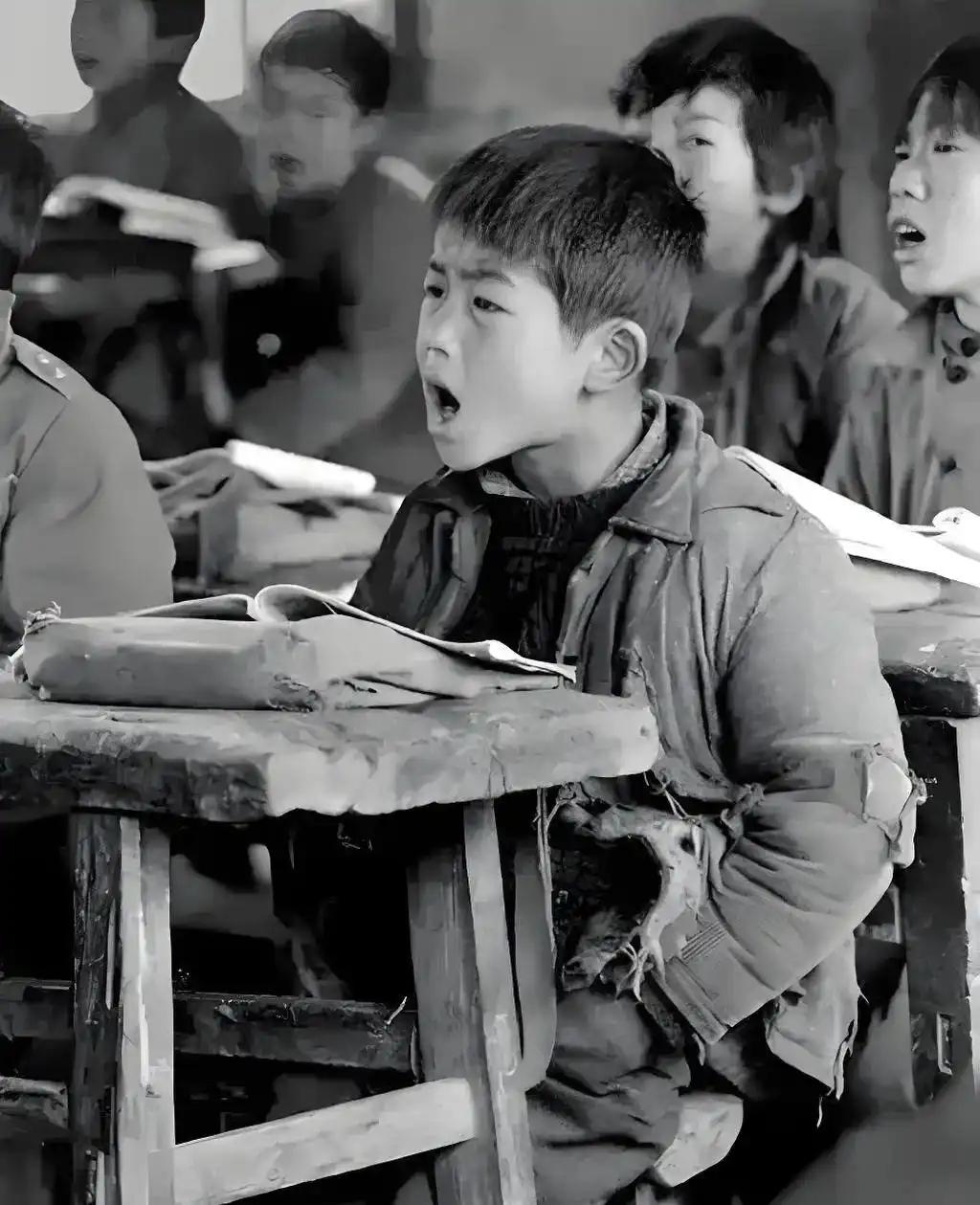 当然比我们幸福得多。
我们小时候村里的古庙就是学校，用土做的台子是课桌和凳子。课