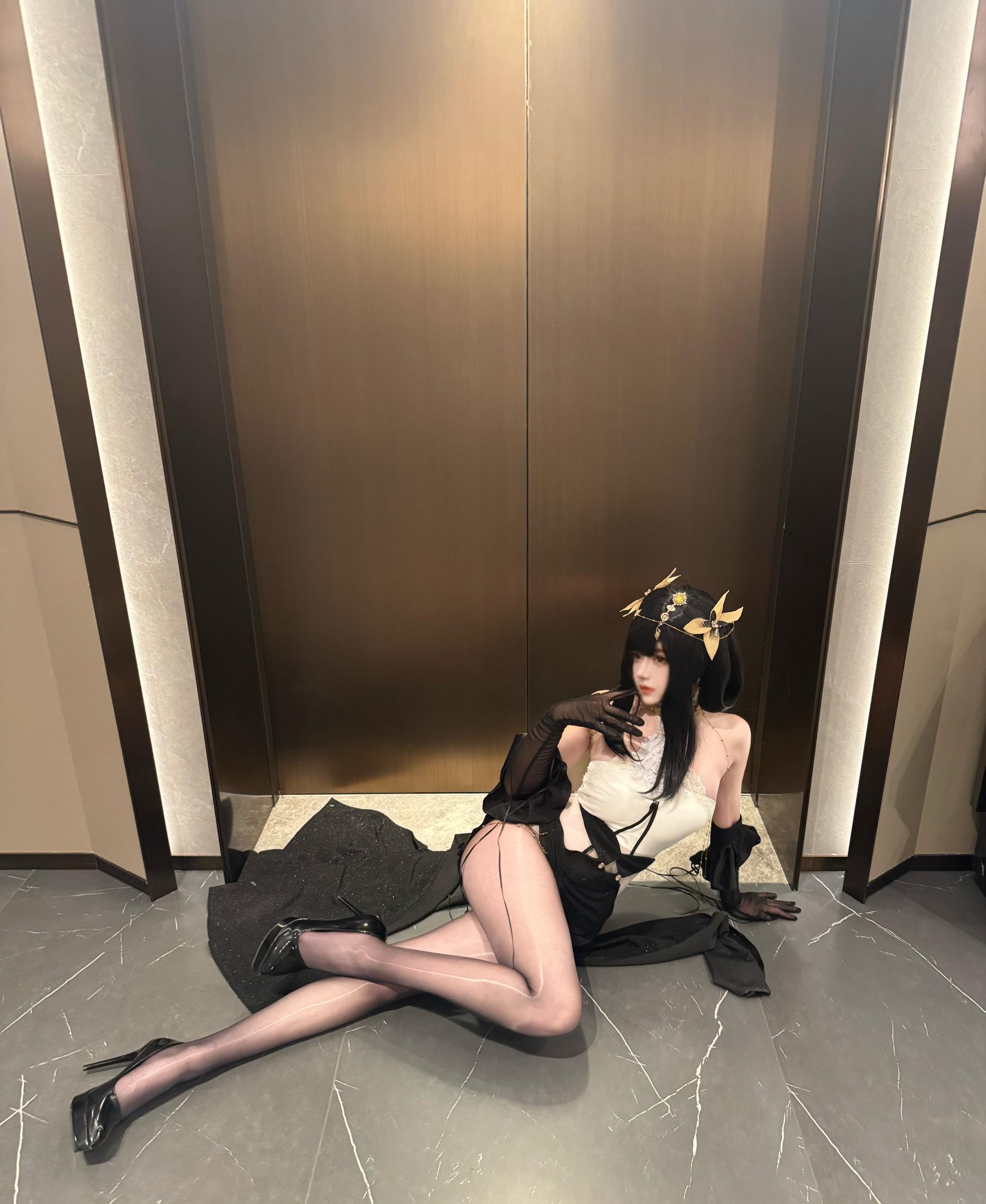 小猫喜欢谁就粘着谁。