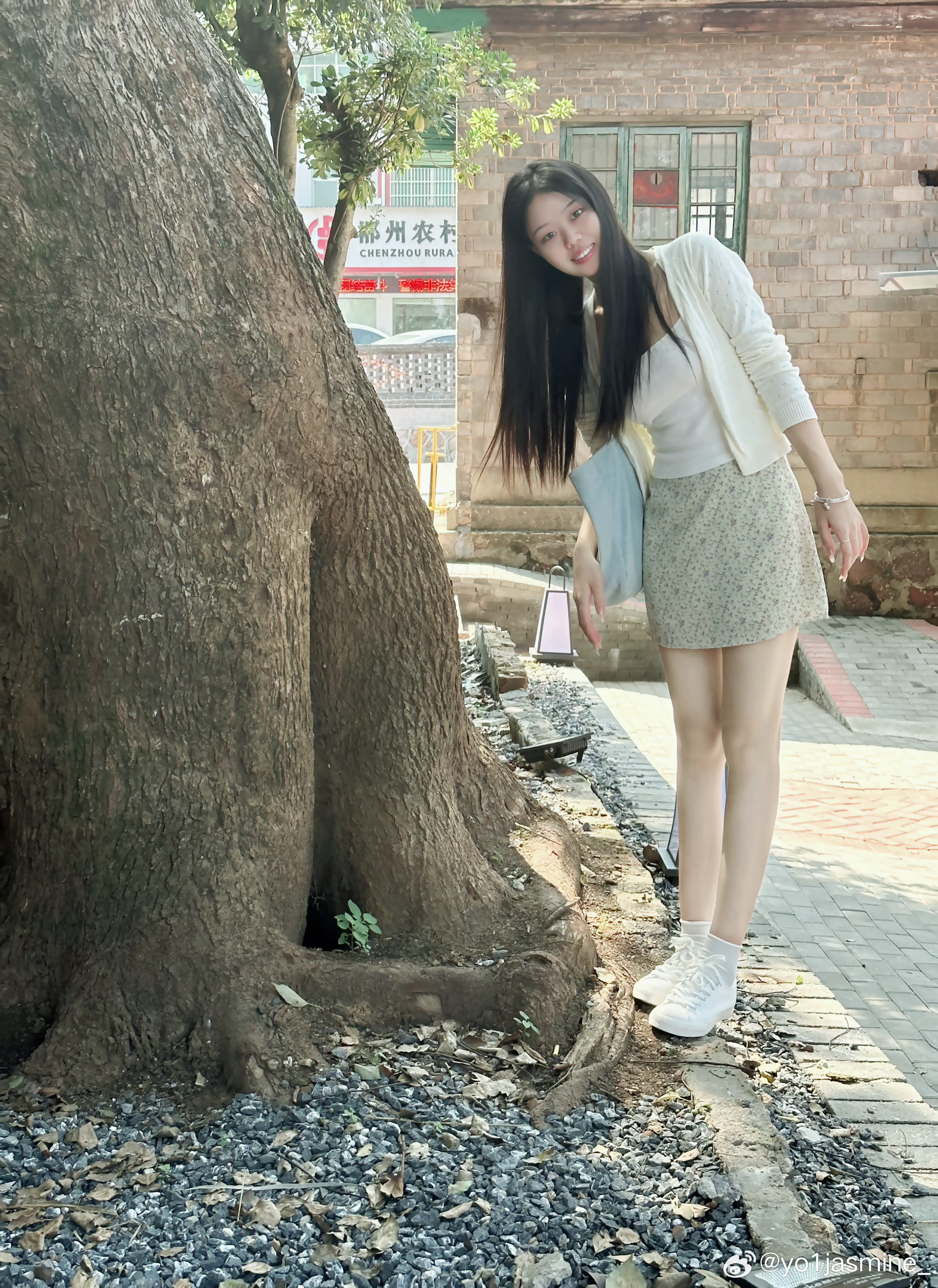 那个女孩 留着长长的头发～ ​​​