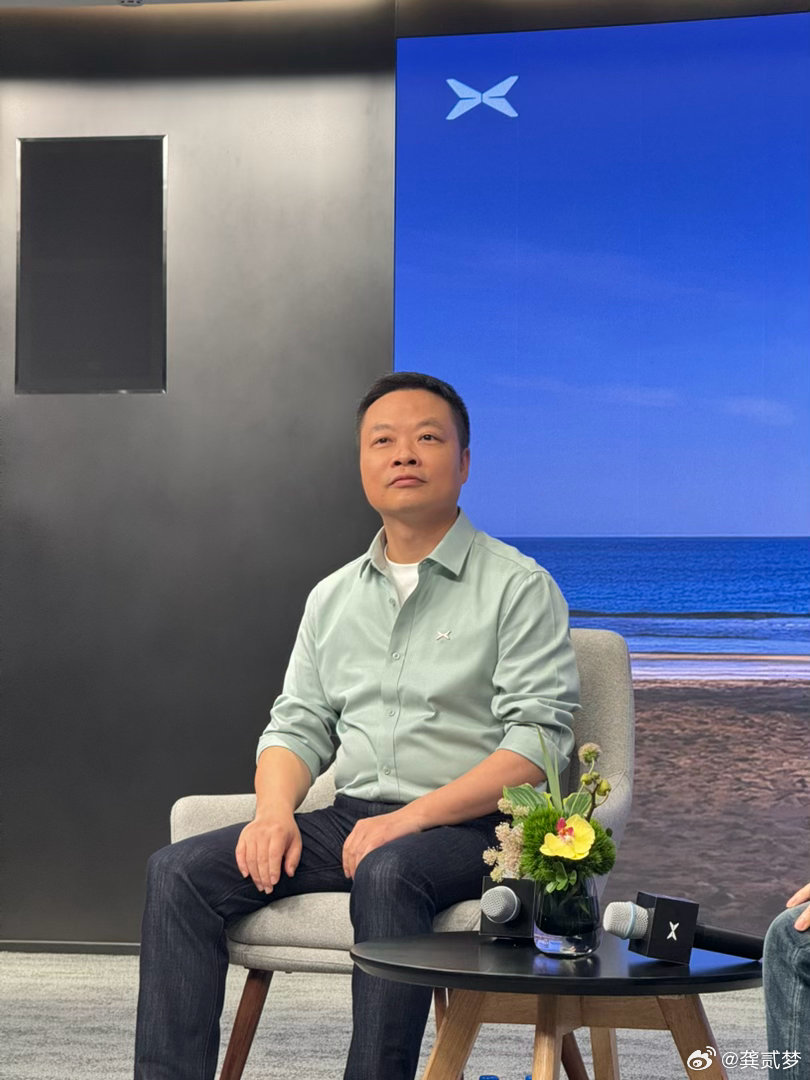 大师兄今天穿的好年轻，人也精神了很多待会儿我问下和欧阳娜娜直播开不开心（因为我也