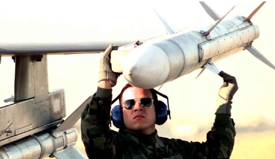 《图片报》报道，当地时间25日，法国赛峰防务集团宣布，该企业已和印度巴特拉电子（